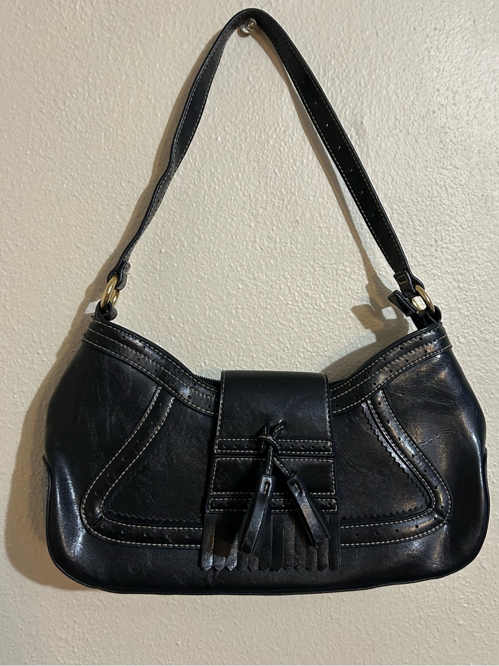 Y2K Black Vegan Leather Shoulder Bag with Tassel Flap Closure Apt. 9